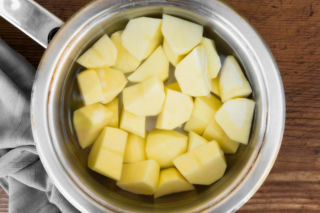 Genialny sposób na gotowanie ziemniaków. Wystarczy zamienić wodę na jeden płyn