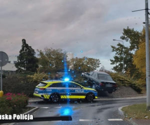 Chciał pokonać rondo rozpędzonym BMW. Gorzko tego pożałował
