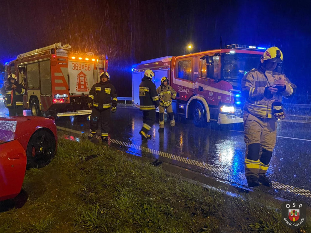 Czerwone ferrari roztrzaskało się na barierkach! Wypadek na A1 w Pikutkowie
