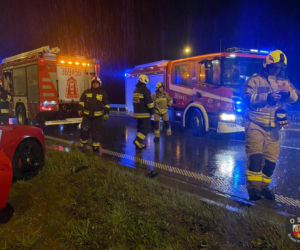Czerwone ferrari roztrzaskało się na barierkach! Wypadek na A1 w Pikutkowie