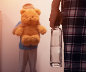 Matka ledwo stała na nogach. W mieszkaniu był 9-letni chłopiec