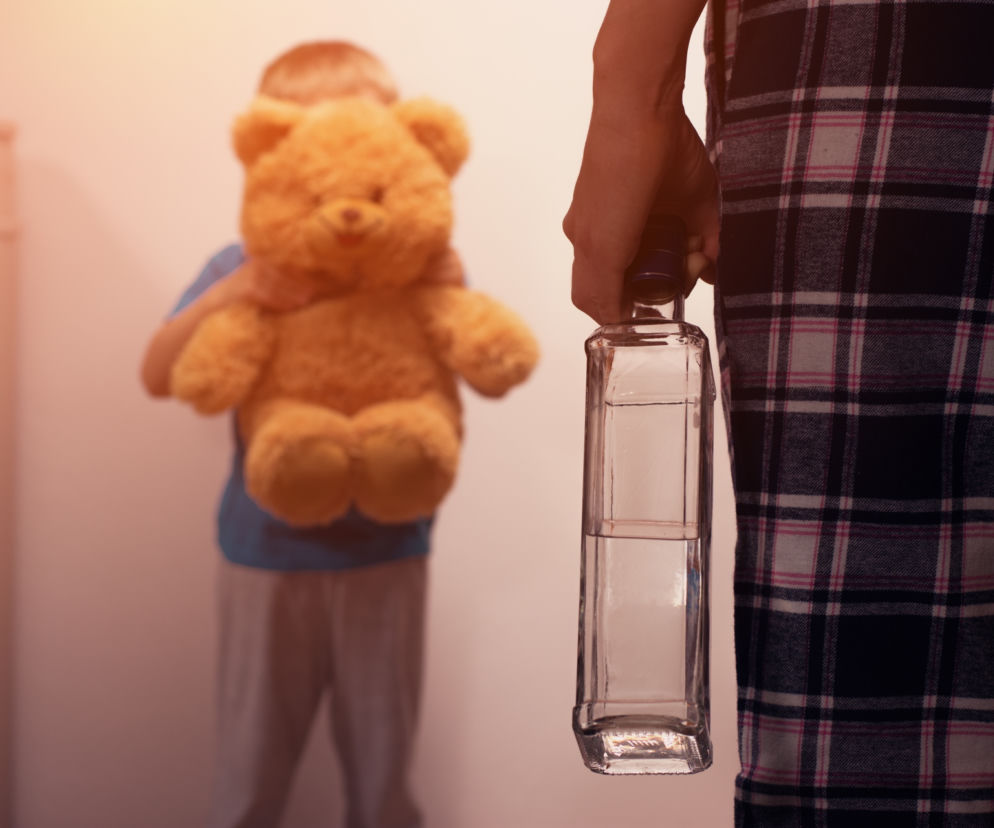 Matka ledwo stała na nogach. W mieszkaniu był 9-letni chłopiec