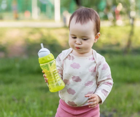 Kubek otwarty, słomka czy niekapek? Eksperci wyjaśniają, co najlepiej wspiera rozwój