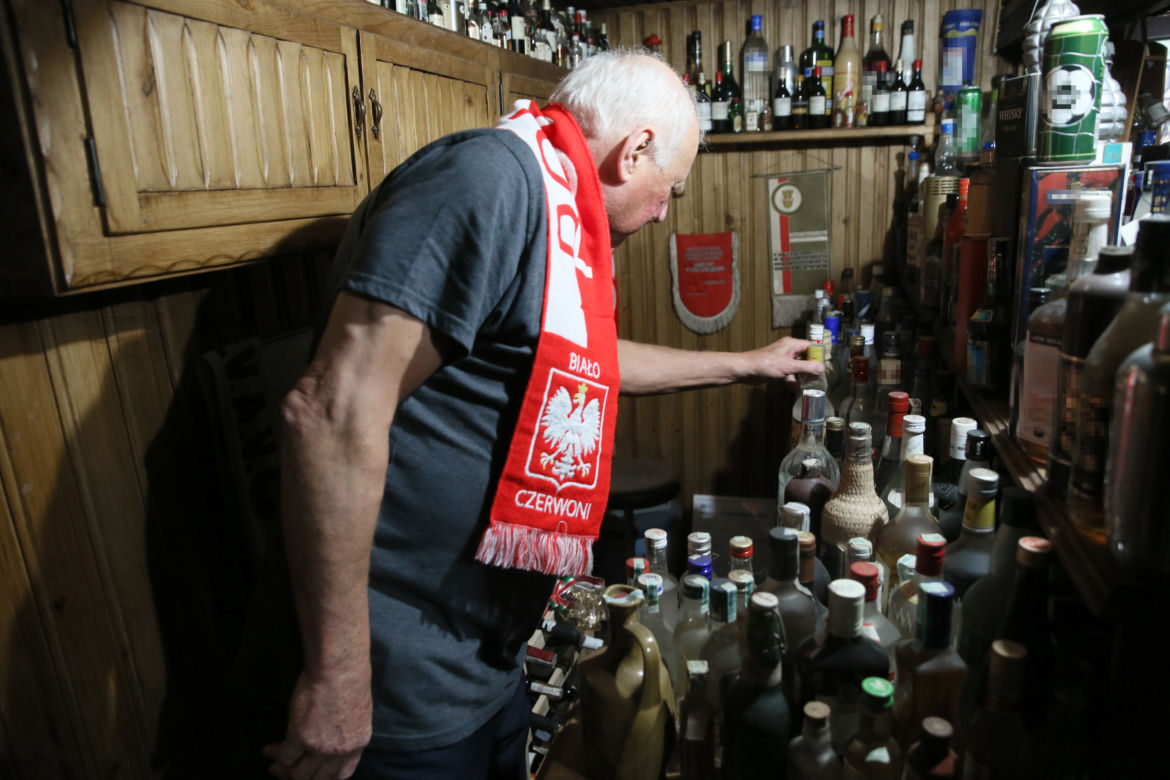 Tak mieszka Jan Tomaszewski. Ogromna kolekcja alkoholi