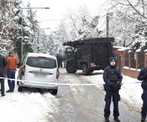Makabra w Warszawie. Dwa ciała w mieszkaniu, nie oszczędził nawet psów. Nieoficjalnie: zabił rodziców