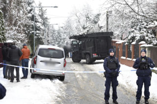 Makabra w Warszawie. Dwa ciała w mieszkaniu, nie oszczędził nawet psów. Nieoficjalnie: zabił rodziców
