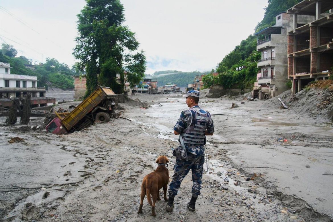 Horror w Nepalu. Odnaleziono zwłoki 270 osób. 1300 zaginionych!