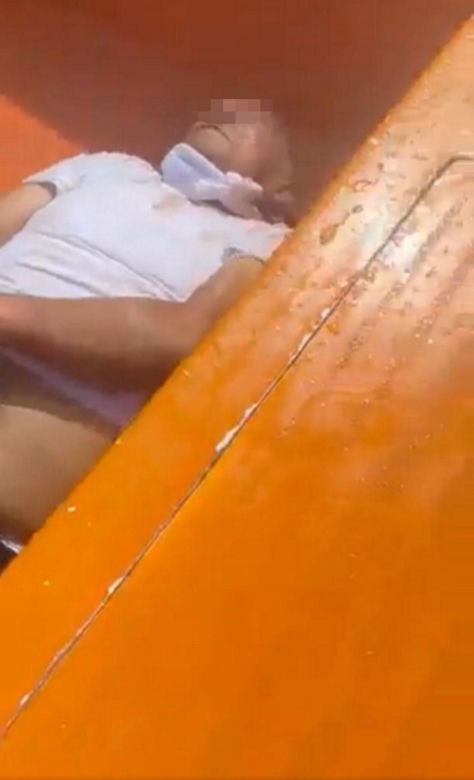 Związali go na łodzi i wrzucili do morza! Drastyczne wideo z egzekucji