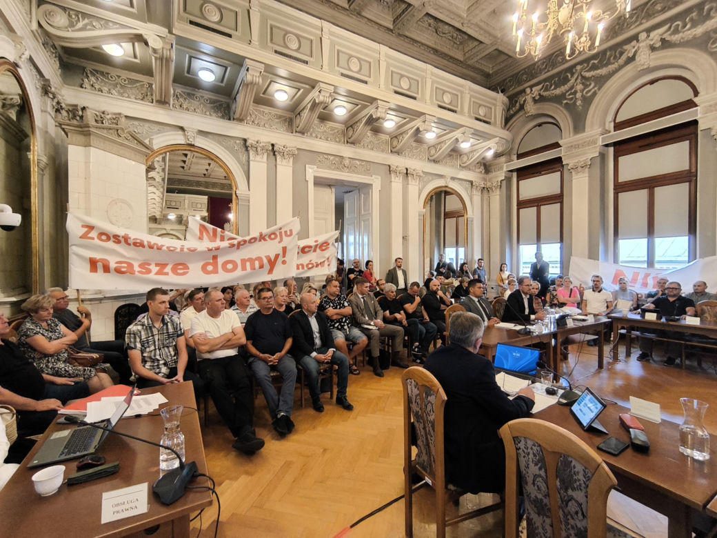 Protest mieszkańców sprzeciwiających się budowie wschodniej obwodnicy Tarnowa na granicy z Wolą Rzędzińską