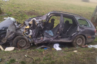 Z Volvo została sterta pogiętej blachy. Kierowca zmarł w szpitalu