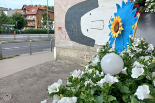 Kolorowy tarasik przy głównej ulicy w Lesznie. Pan Józef kocha surfinie!