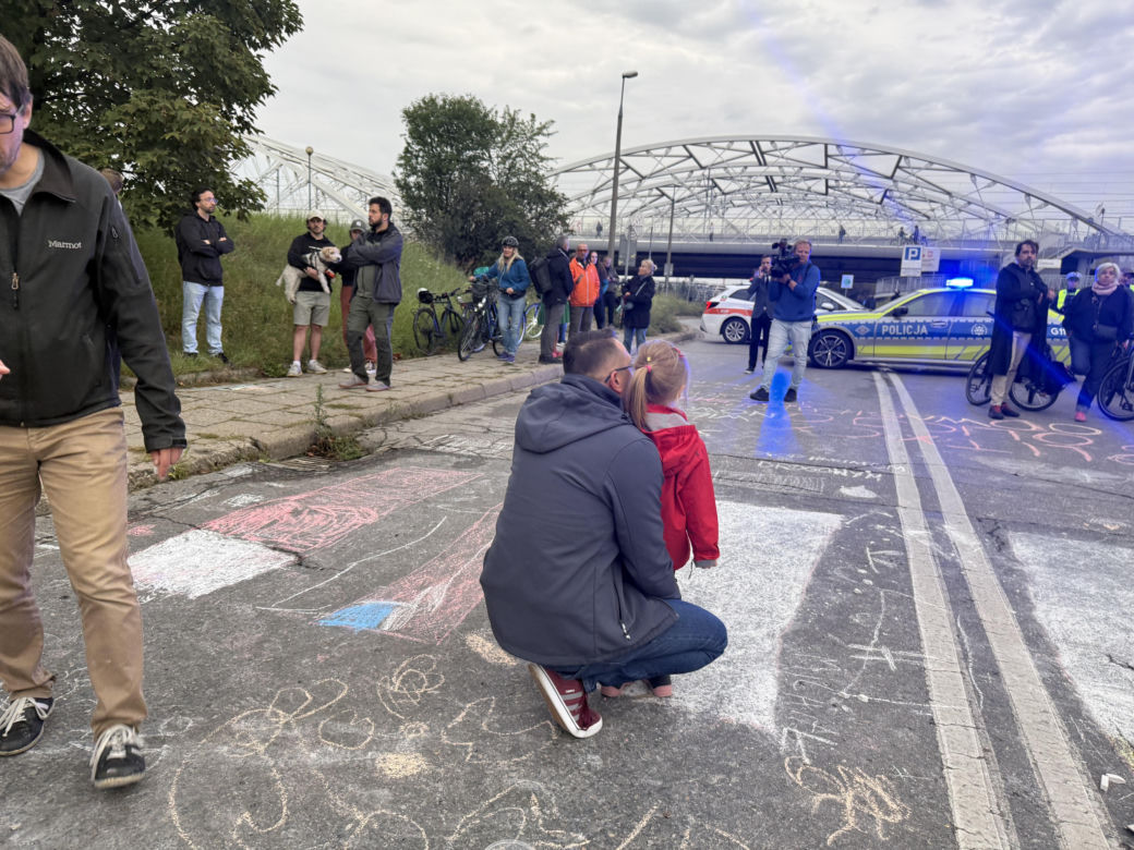 "Cichy marsz" w Krakowie po tragicznym wypadku. Zginęło młode małżeństwo