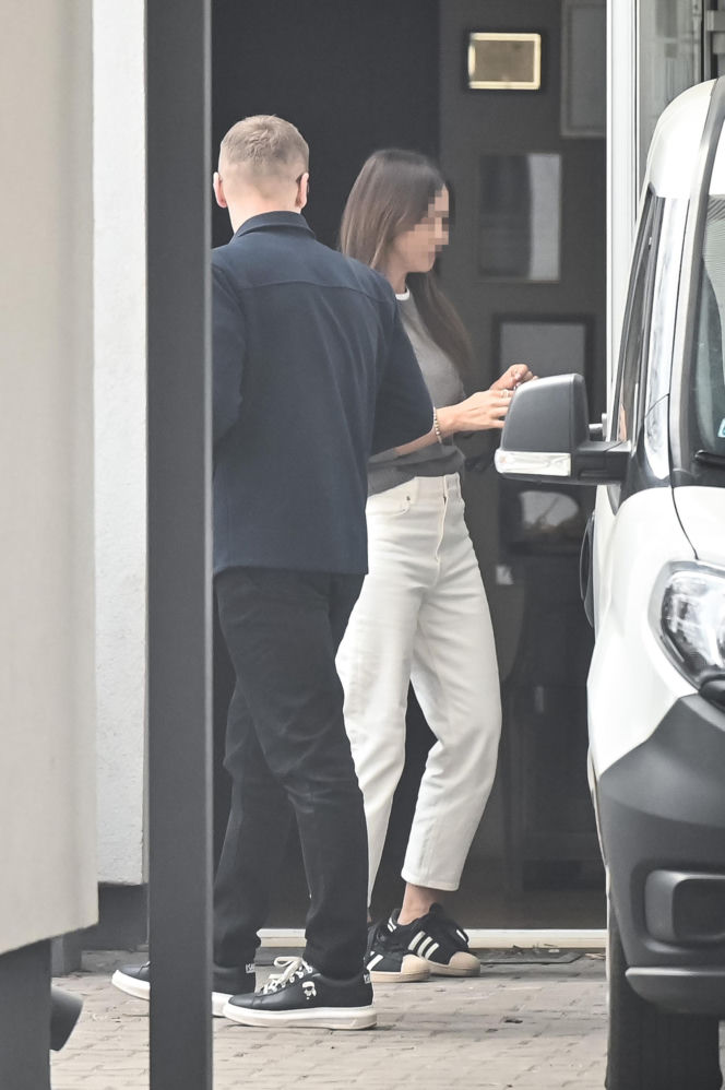 Marcin Mroczek z dziewczyną w cukierni