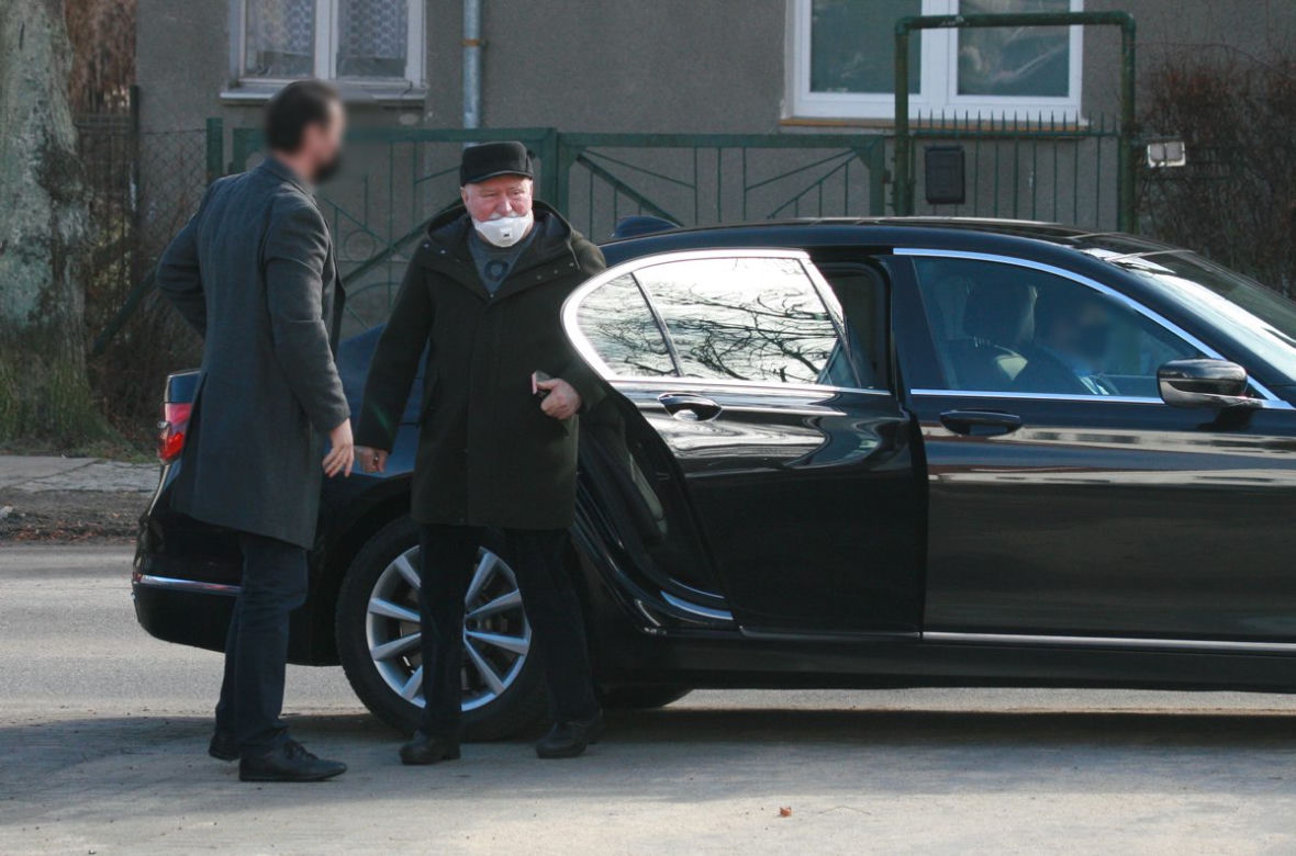 Lech Wałęsa w drodze na mszę
