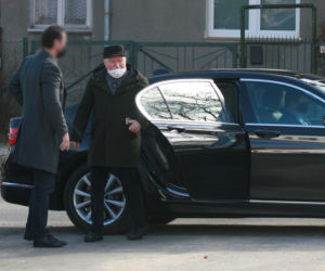 Lech Wałęsa w drodze na mszę