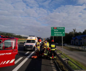 Pasażer wyskoczył z samochodu na zakopiance