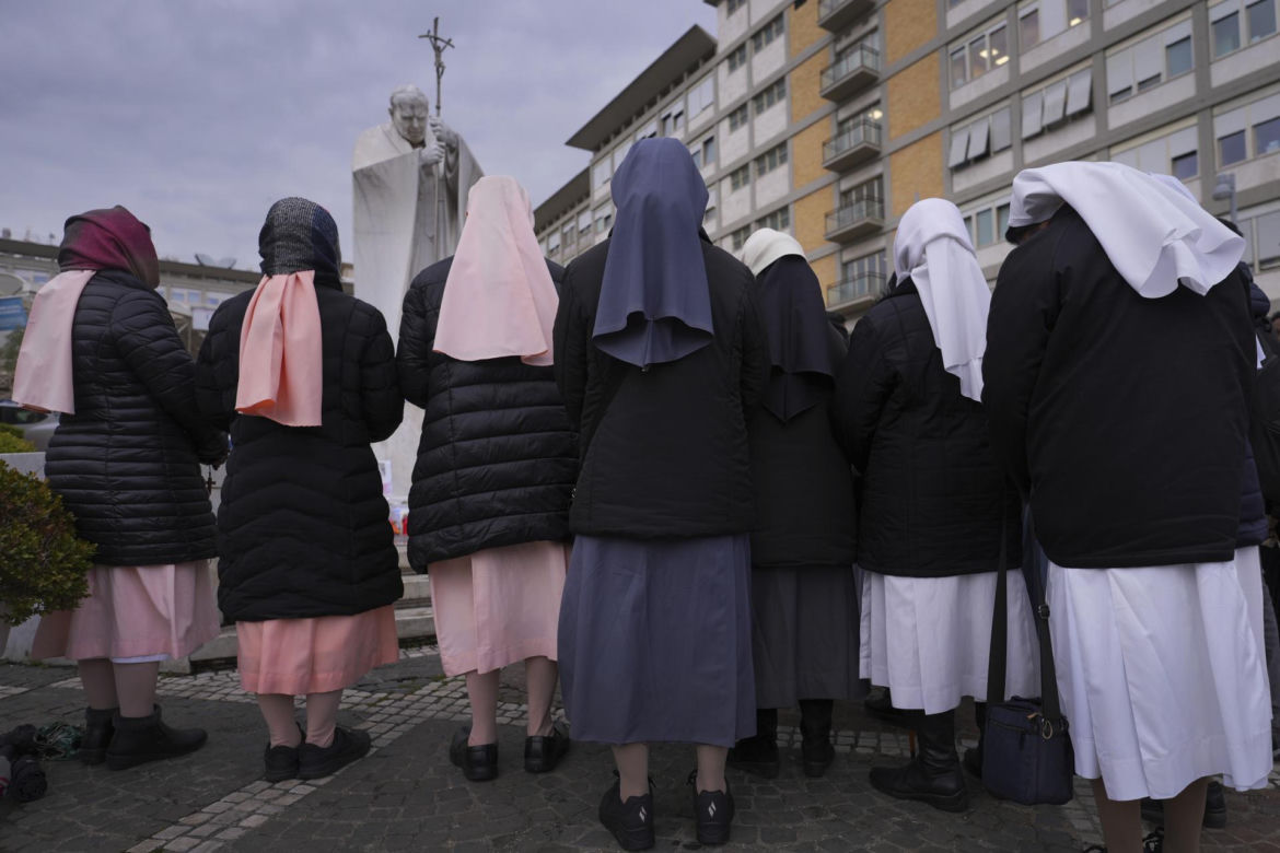 To ostatnie dni papieża Franciszka? Watykan szykuje się do pochówku. "Żadnych urlopów"