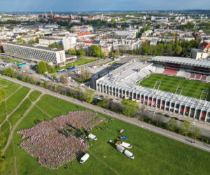 Biało-czerwone flagi na krakowskich Błoniach