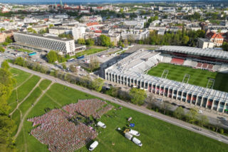 Biało-czerwone flagi na krakowskich Błoniach