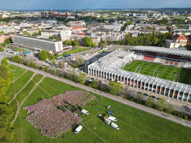 Biało-czerwone flagi na krakowskich Błoniach
