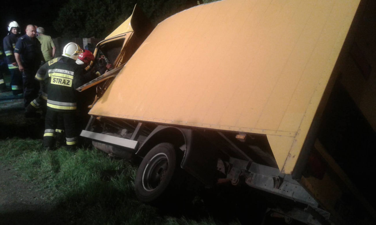 Kompletnie pijany kierowca wiózł trzy tony pomidorów. Wypadł z drogi i został uwięziony w pojeździe [ZDJĘCIA]