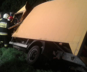 Kompletnie pijany kierowca wiózł trzy tony pomidorów. Wypadł z drogi i został uwięziony w pojeździe [ZDJĘCIA]