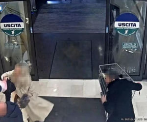 Wyrwali matce dziecko w supermarkecie! Próbowali porwać kilkulatkę