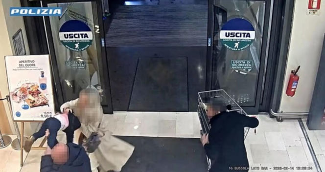 Wyrwali matce dziecko w supermarkecie! Próbowali porwać kilkulatkę