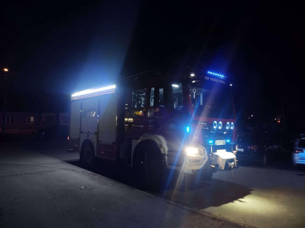 Nocny pożar w bloku przy Olszewskiego w Jaworznie. Ewakuacja setki mieszkańców. Dwoje dzieci w szpitalu