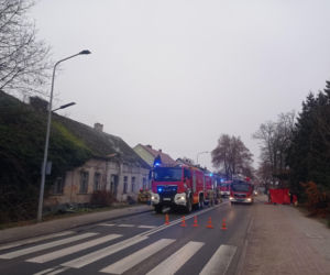 Tragiczny pożar w Wałczu. W pogorzelisku znaleziono ciało. Ranny jeden ze strażaków