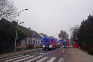 Tragiczny pożar w Wałczu. W pogorzelisku znaleziono ciało. Ranny jeden ze strażaków