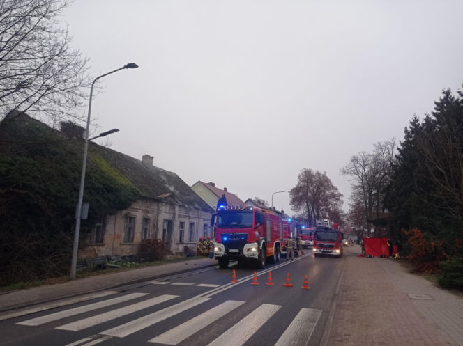 Tragiczny pożar w Wałczu. W pogorzelisku znaleziono ciało. Ranny jeden ze strażaków