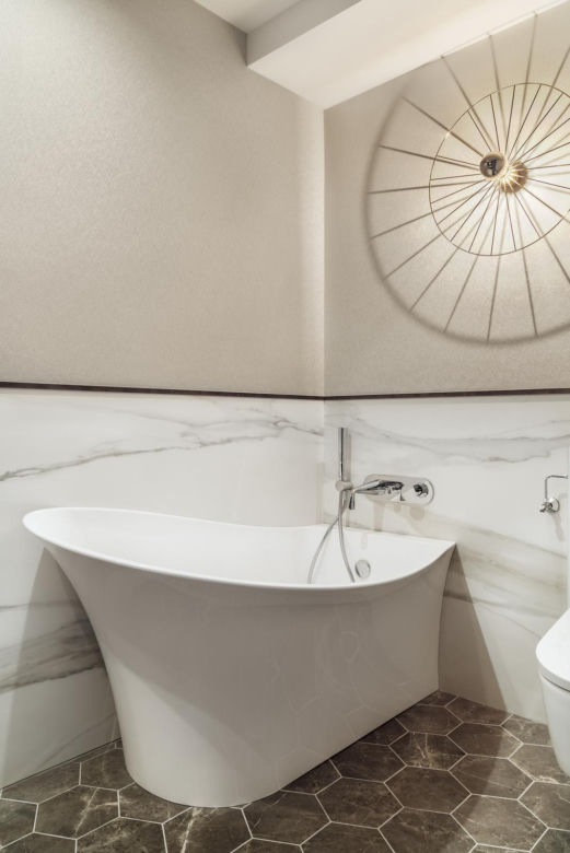 Styl modern classic we wnętrzu. Dyskretny luksus z widokiem na morze