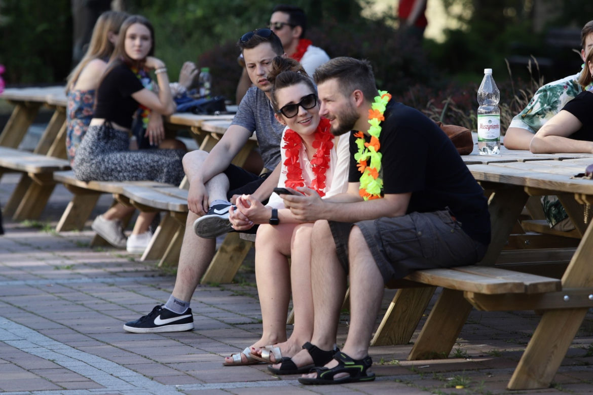 Studenci urządzili potańcówkę pod Uniwersytetem Śląskim w hawajskim stylu