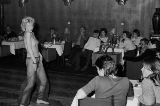 Życie nocne w PRL. Kultowe kluby, striptiz i morze alkoholu