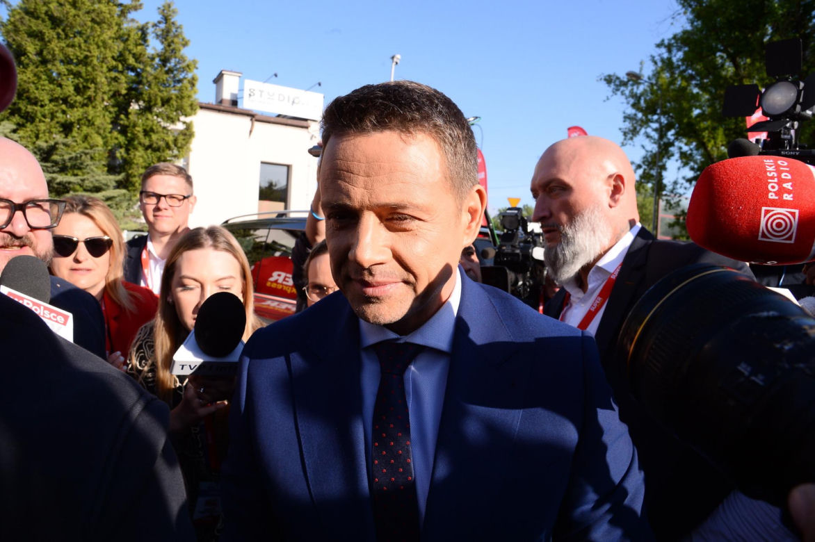 Rafał Trzaskowski  otoczony dziennikarzami przed debatą "Super Expressu"