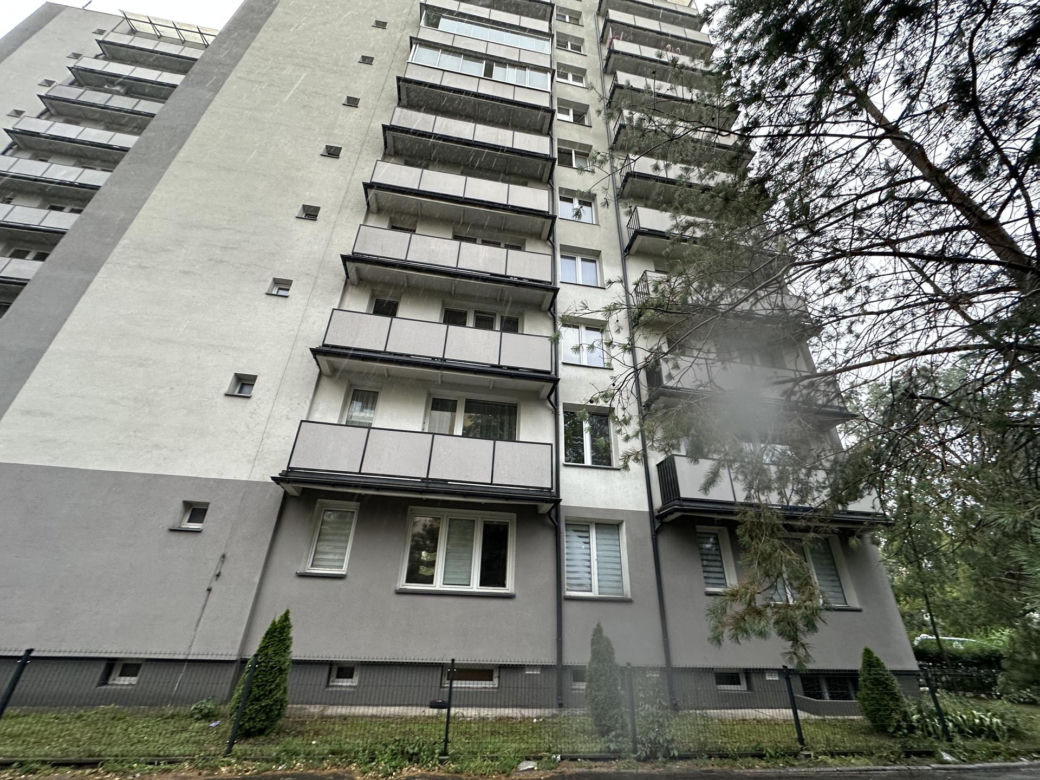 Tragedia na Pradze-Północ. Mężczyzna zginął po upadku z 6. piętra