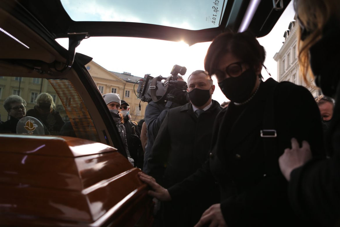Oni pożegnali Jana Lityńskiego. Grób na Powązkach utonął w kwiatach