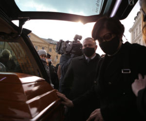 Oni pożegnali Jana Lityńskiego. Grób na Powązkach utonął w kwiatach