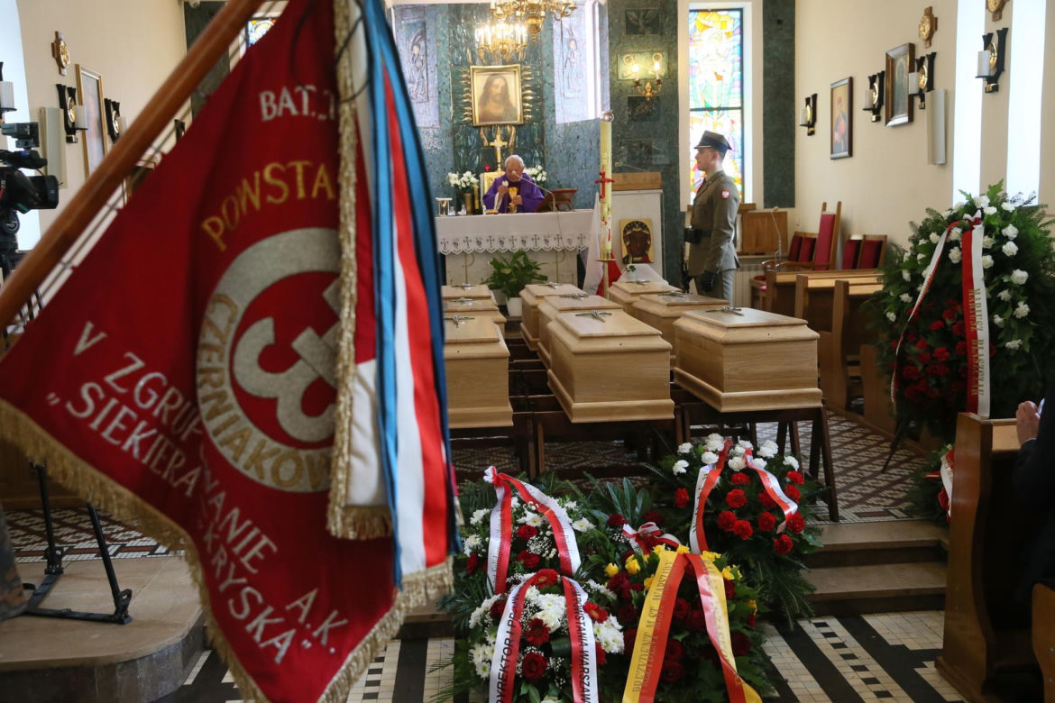 Dziewięć trumien przed ołtarzem. Przejmujący pogrzeb, łzy same płyną do oczu