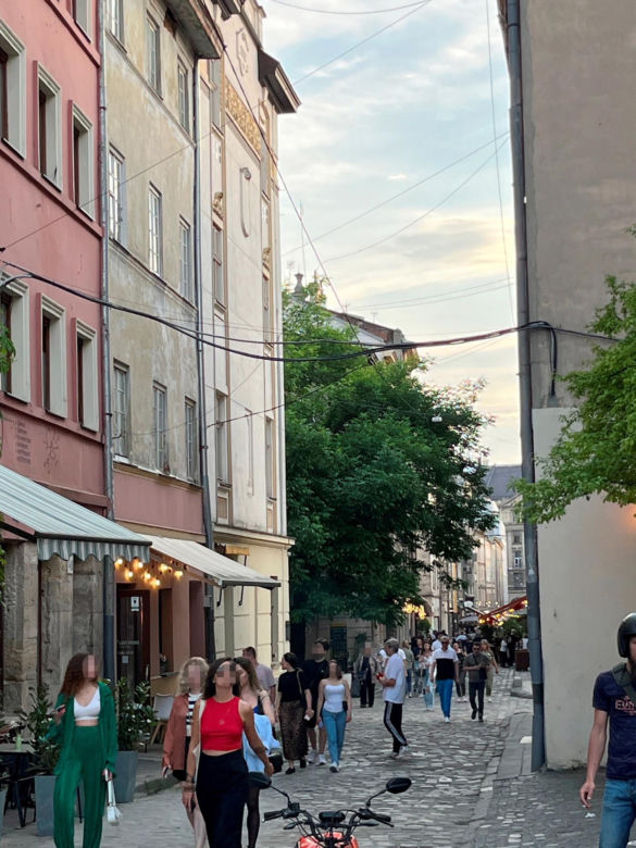 Tak wygląda wojenna rzeczywistość na ulicach Lwowa. Gdy wyją syreny, nikt już nie reaguje. "Boimy się, ale trzeba żyć"