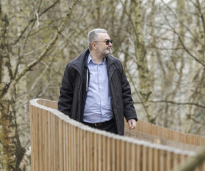 Karol Karski w lesie