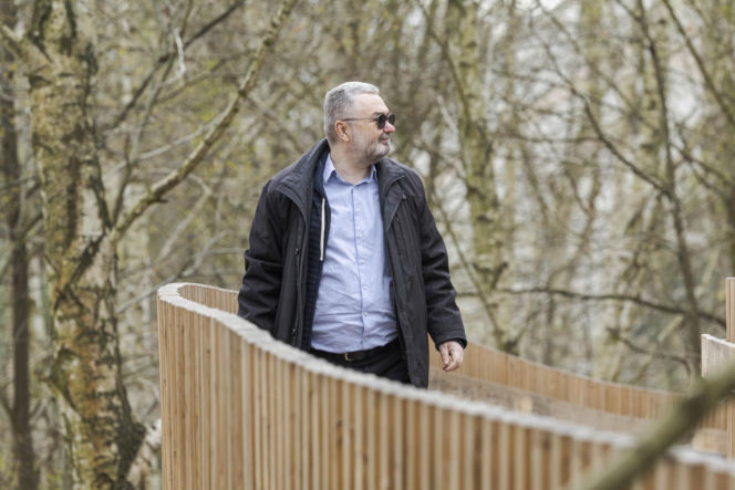 Karol Karski w lesie