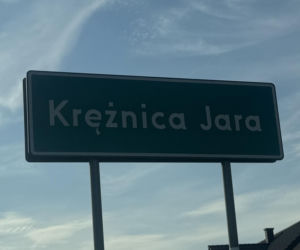 Motocykl uderzył w policjanta, 22-latek uciekł z miejsca zdarzenia