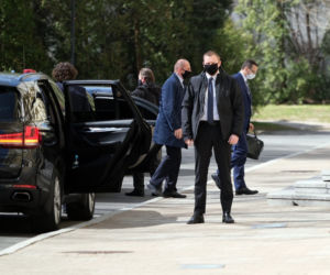 Premier Mateusz Morawiecki w maseczce ochronnej pod Kancelarią Premiera