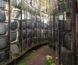 Labirynt z 3 tys. telewizorów