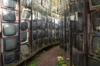 Labirynt z 3 tys. telewizorów