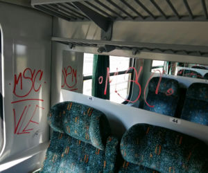 Pseudokibice ze Szczecina zniszczyli wagon