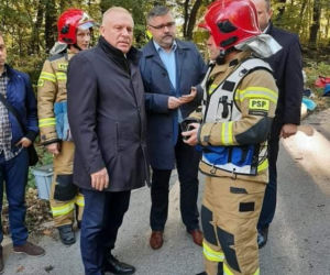 Pod Bochnią ciągnik zderzył się z busem przewożącym niepełnosprawnych. Nie żyje jedna osoba