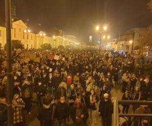 Czarny spacer w Białymstoku. Tysiące ludzi protestowało przeciwko decyzji TK o ograniczeniu aborcji